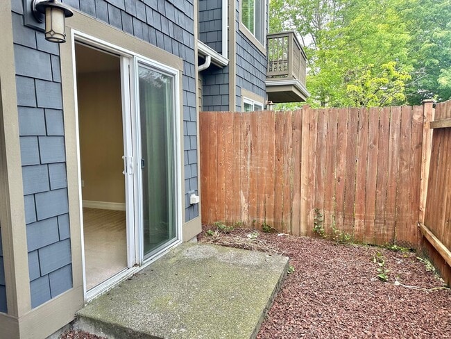 Building Photo - Beautiful 3 bed/2.5 bath townhome in North...