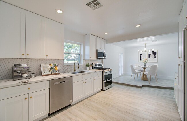 Building Photo - 590 River Plantation Dr