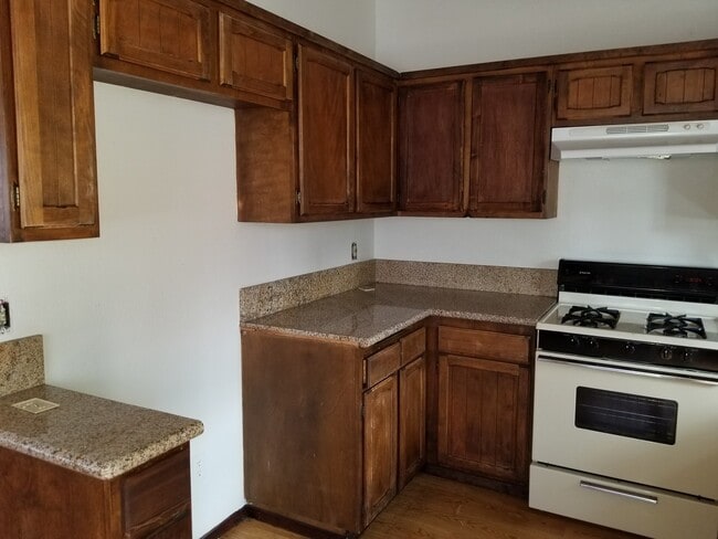 Building Photo - Large 2 Bedroom!