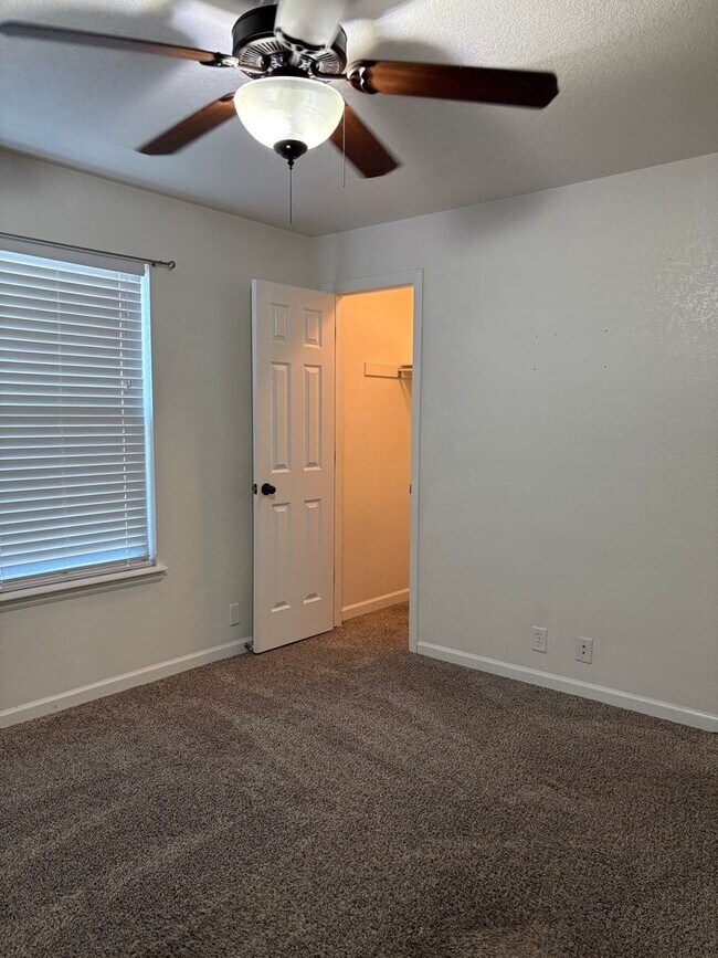 Building Photo - 2 Bedroom 1 Bath Lower Level Unit in Village Seven