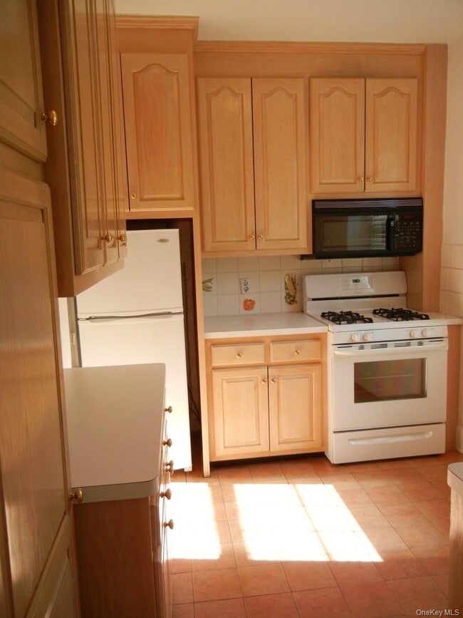 Building Photo - 14 N Chatsworth Ave