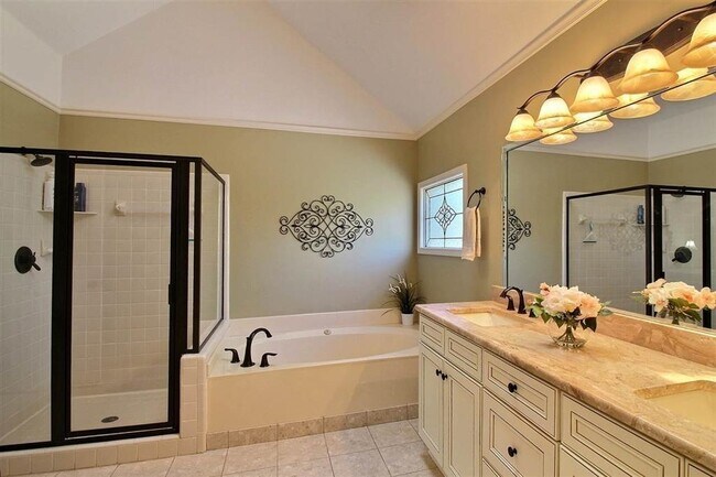 Building Photo - 2345 Linkenholt Dr