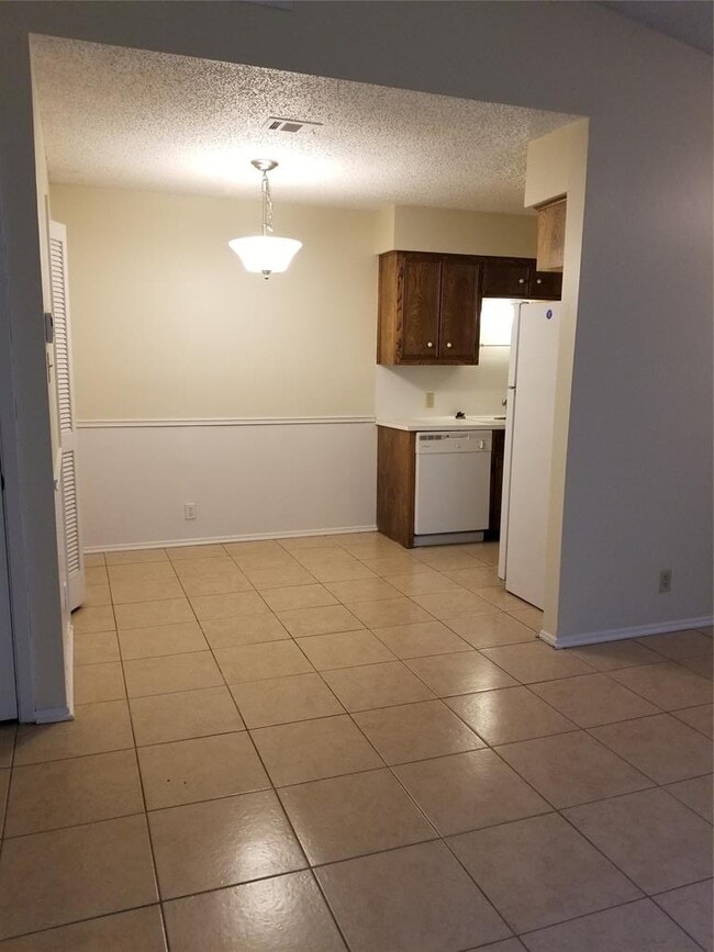 Building Photo - 2804 Thrushwood Dr