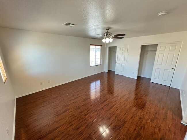 Building Photo - Beautiful 5Bed/2.5Bath/2Car home located near Seven Hills