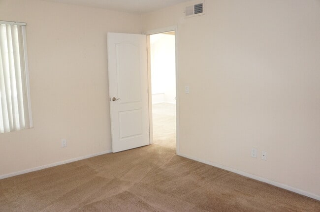 Building Photo - WONDERFUL 2 BEDROOM CONDO ON SECOND FLOOR
