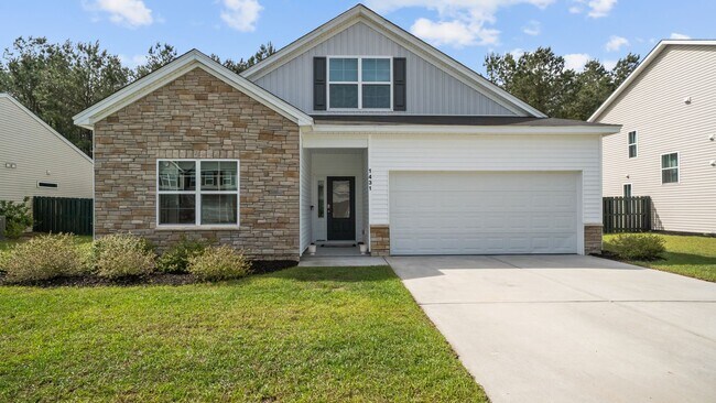 Building Photo - Beautiful 4-Bedroom Home in The Commons Featuring a Convenient Floor Plan