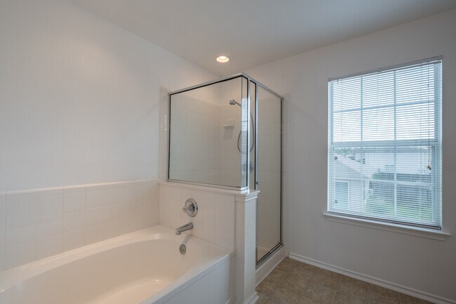 Building Photo - Spacious 4-Bedroom Home in Prime Round Roc...