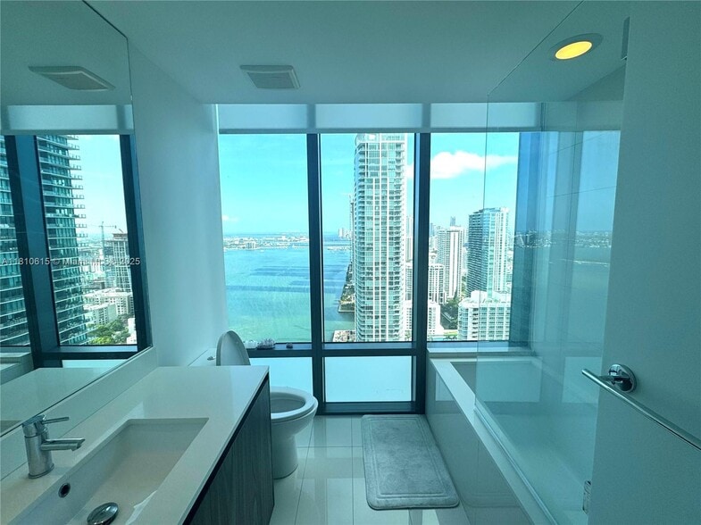 Building Photo - 495 Brickell Ave