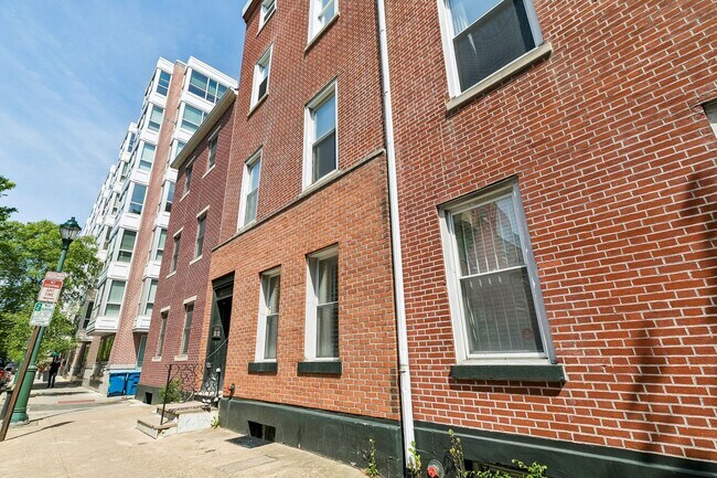 Building Photo - Well-maintained 2-bedroom, 1-bath bi-level apartment | Washington Square West