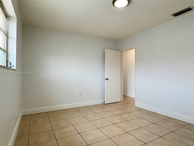 Building Photo - 1434 SW 22nd Ave