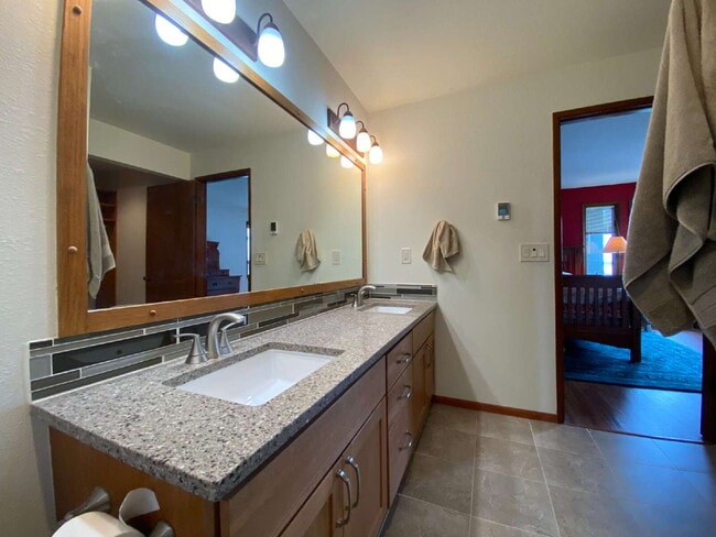 Building Photo - Breathtaking 2-Bed Condo Retreat with Spac...
