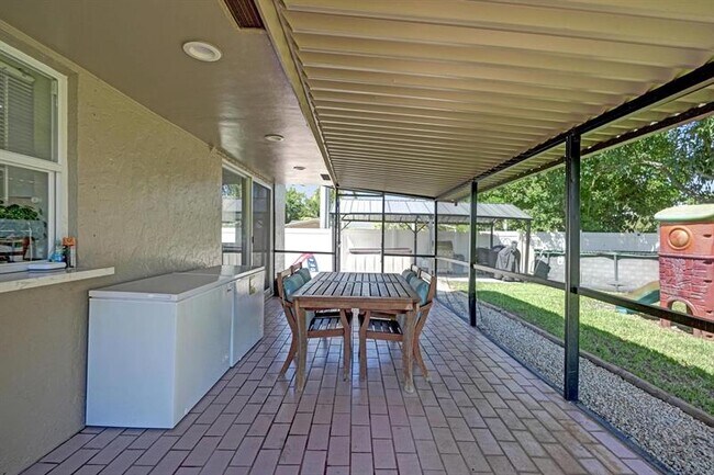 Building Photo - 6411 SW 6th St