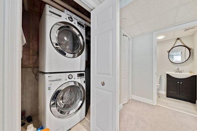 Building Photo - 1 Paradise Ln