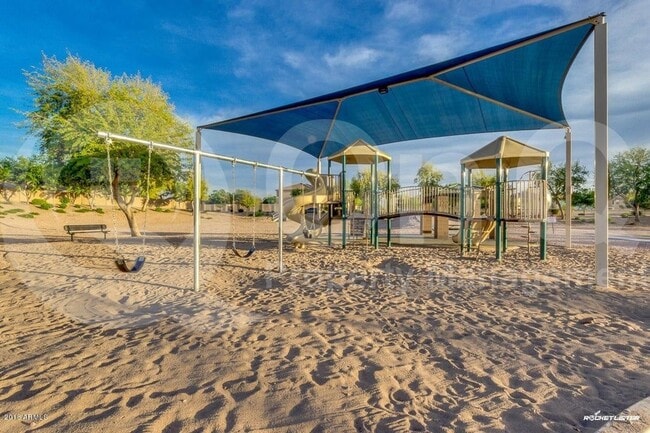 Building Photo - 4567 E Meadow Land Dr