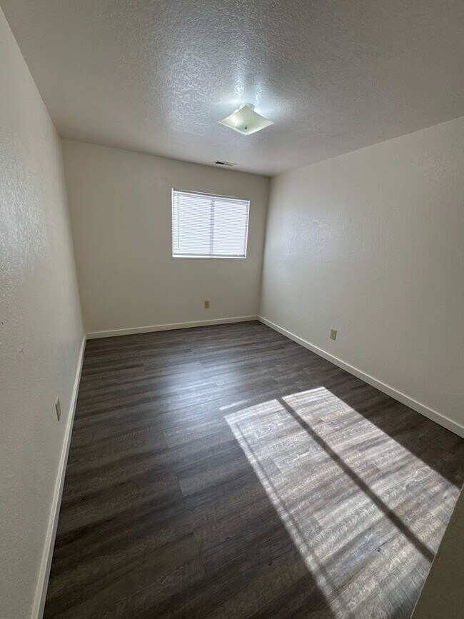 Building Photo - Diamond Ridge 16