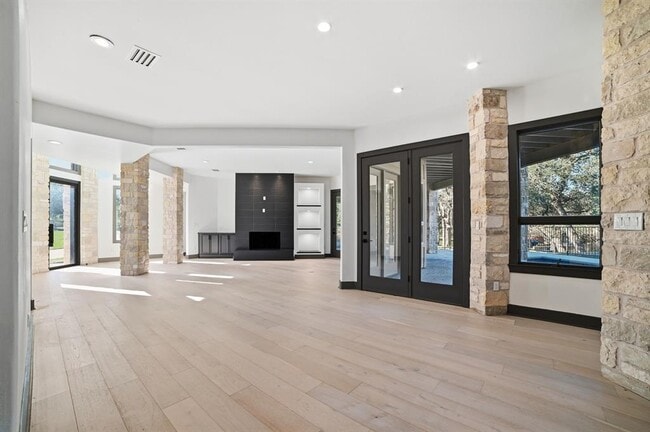 Building Photo - 2700 Marina Shores Dr