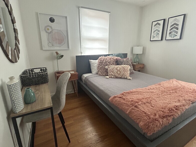 Building Photo - 33 E 9th St