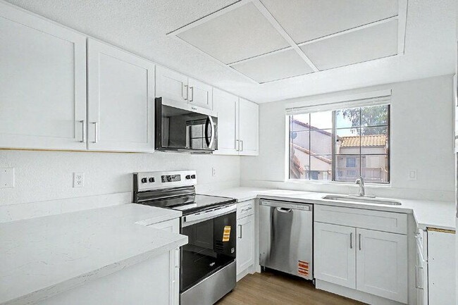 Building Photo - 818 S Westwood