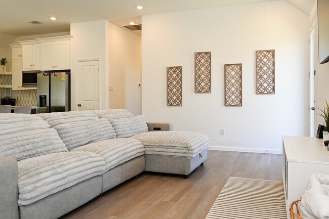 Building Photo - 3057 Pensacola Dr