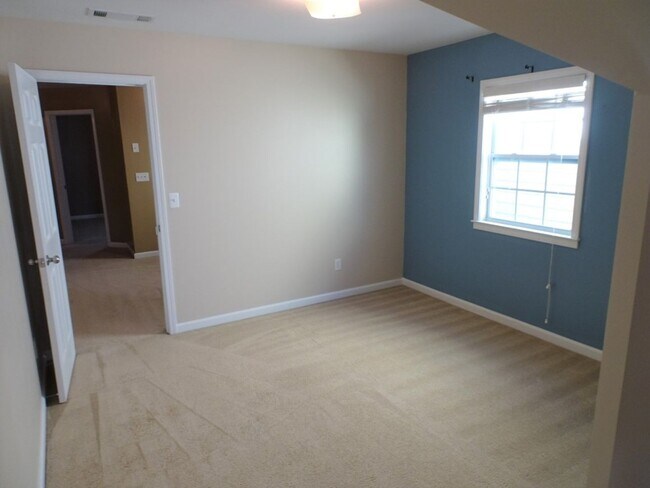 Building Photo - Prime Newnan location, close to everything...