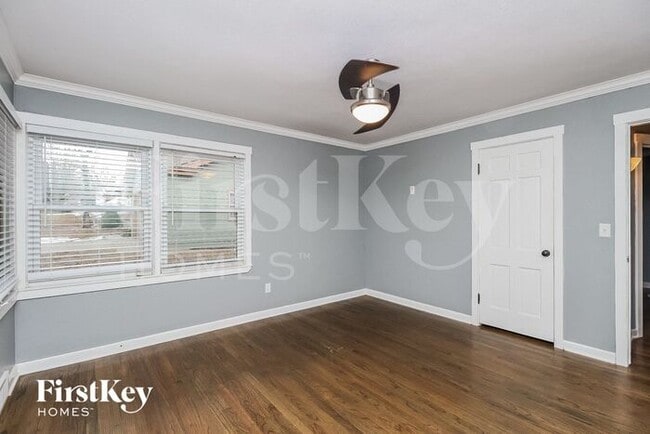 Building Photo - 705 NE Shady Ln Dr