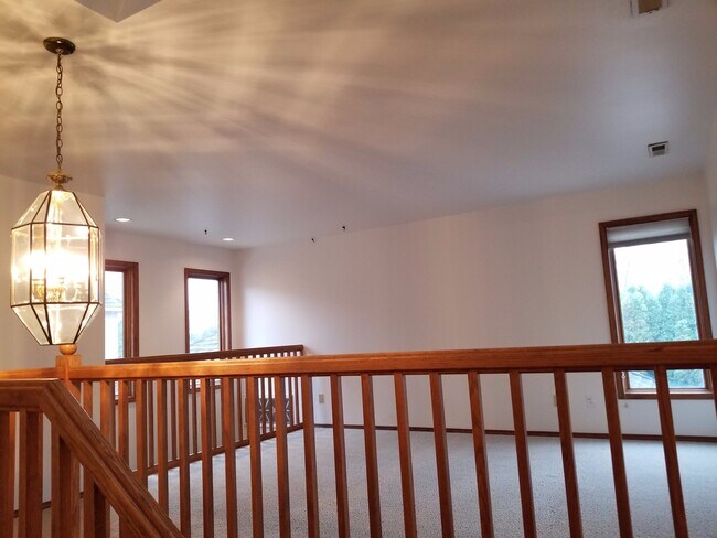 Building Photo - Bellevue Manor 2br 2ba Double garage