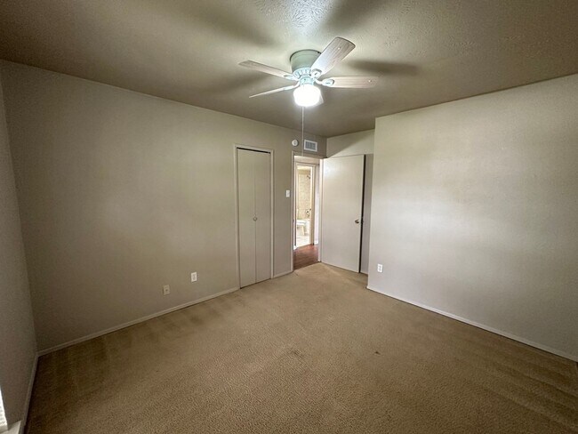 Building Photo - Charming Home With Large Back Yard!