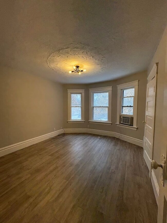 Building Photo - 96 Hall St