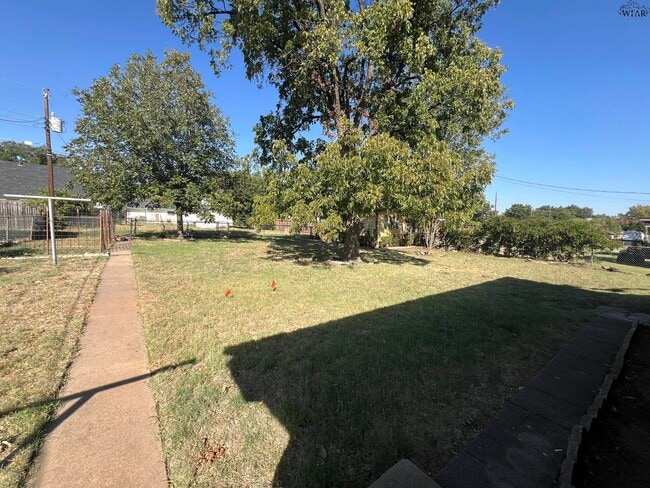 Building Photo - 704 W Rebecca Ave