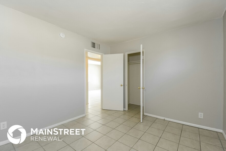 Building Photo - 4325 S 15th Ave