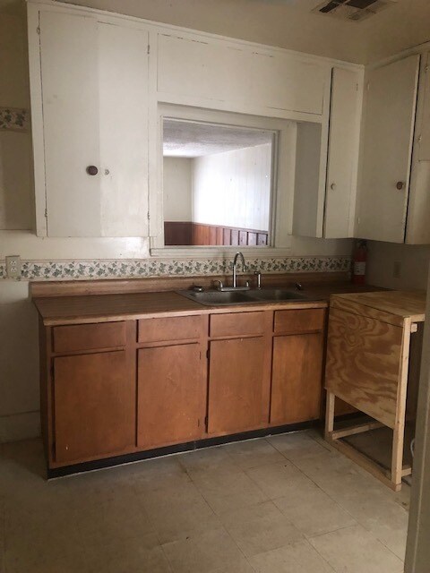 Building Photo - 713 W 75th St