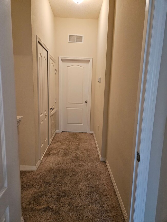 Building Photo - 2 bedroom 2 1/2 bathroom town home Windsor...