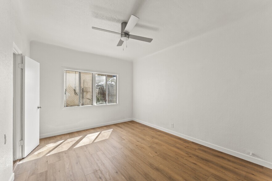 Building Photo - 5391 Huntington Dr N