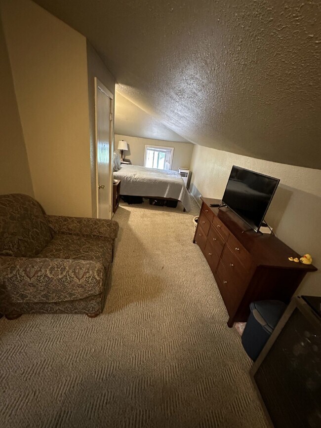 Building Photo - 5 Bed 2 Bath close to UWEC available June ...
