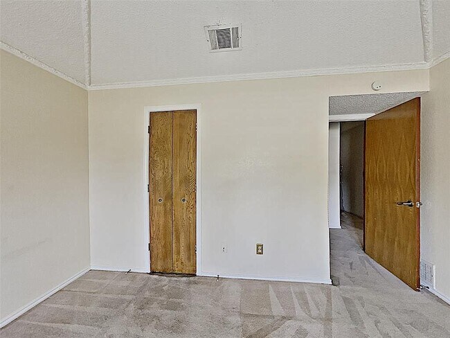 Building Photo - 1601 E Spring Valley Rd