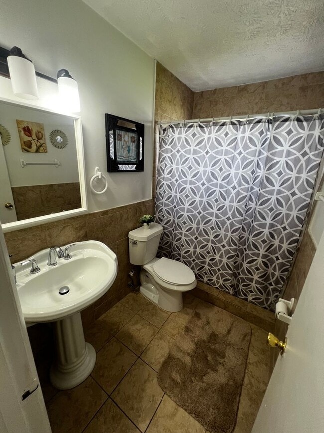 Building Photo - 3 BEDROOM 2 BATH CONVENIENTLY LOCATED WITH A TROPICAL OASIS IN THE BACK YARD!