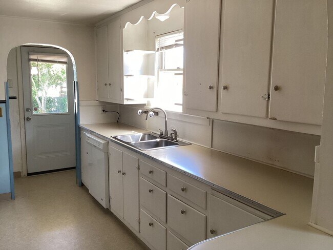 Building Photo - Charming 2BR Home with Spacious Yard, Detached Garage & Garden Oasis