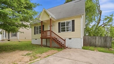 Building Photo - 3 bedroom, 2 bath adorable home in Cleveland!
