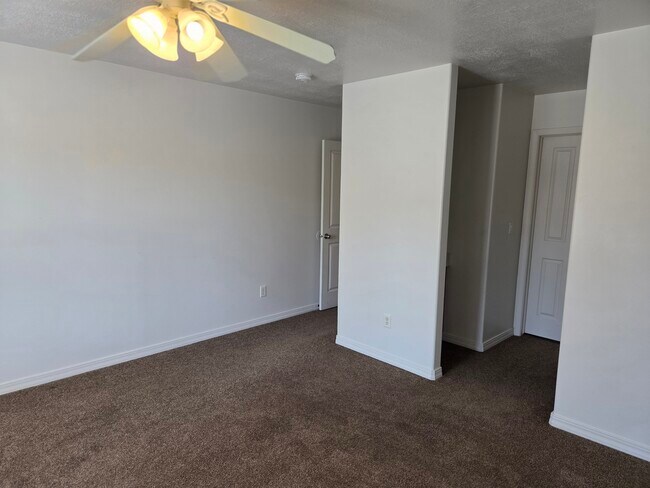 Building Photo - 212 Lyman Ln