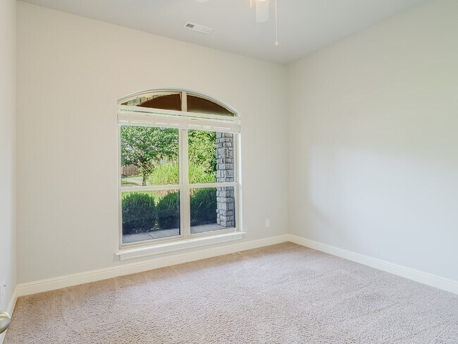 Building Photo - 1500 SW Wisteria Ave