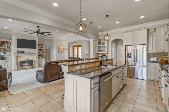 Building Photo - Beautiful 4 bedroom/4 Bathroom Home with a Peaceful Backyard