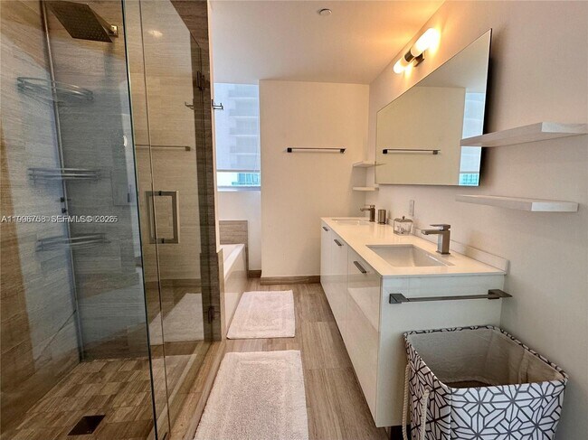 Building Photo - 1300 Brickell Bay Dr