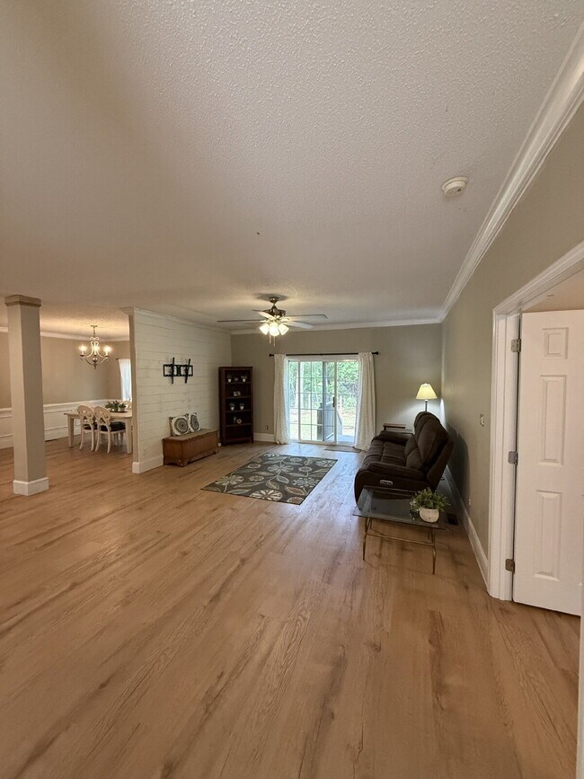 Building Photo - "Charming 4-Bedroom Sanctuary with 2 Full Baths in Beaufort – Spacious 2106 Sq Ft Haven!"