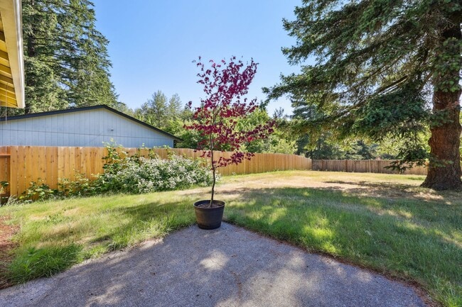 Building Photo - Move in ready now! West side cutie! 2 bed,...
