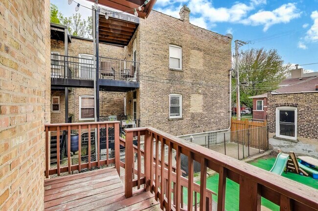 Building Photo - 5140 N Leavitt St