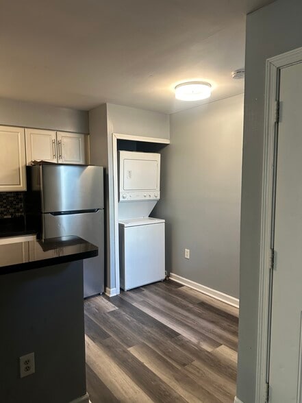 Eat-in area and laundry - 5384 Bedford Ter