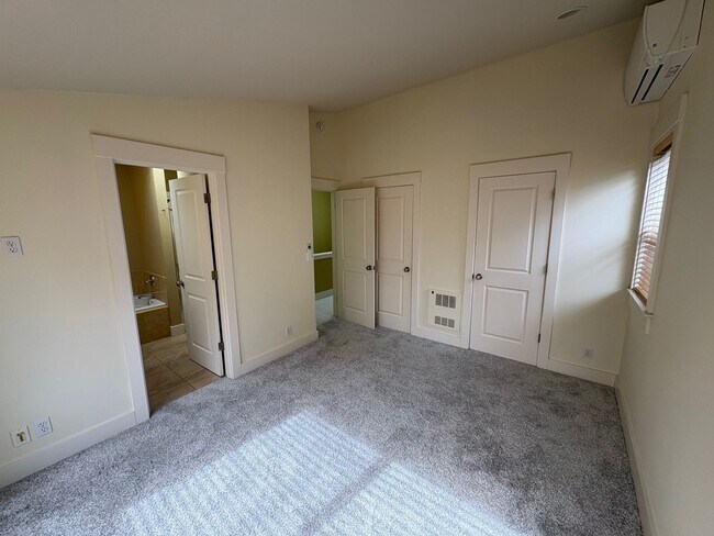 Building Photo - Queen Anne Townhome