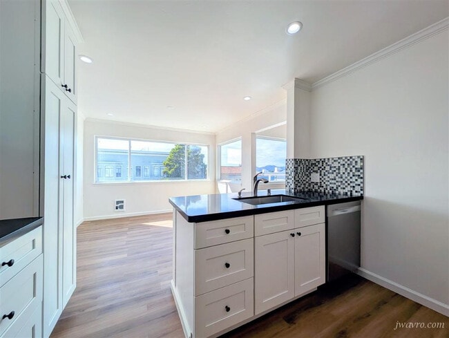 Building Photo - 3044 Franklin St