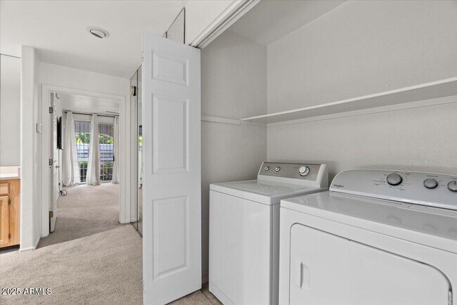 Building Photo - 5200 S Lakeshore Dr