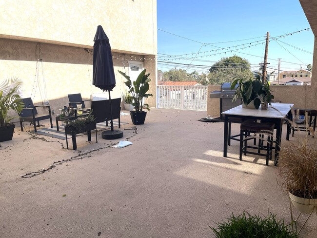 Building Photo - 1967 Plaza del Amo Plz